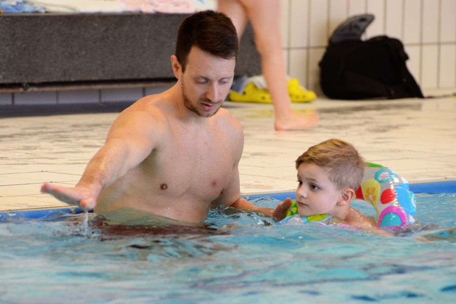 Marco Baldauf mit einem Buben im Becken